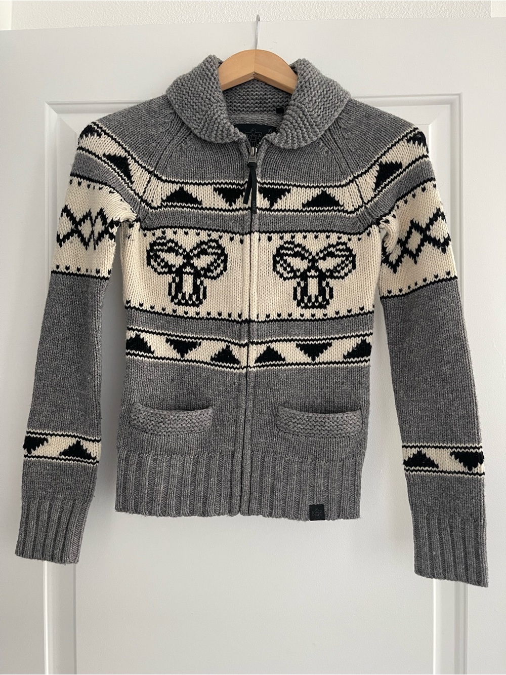 TNA Aritzia A Classic! Gray and Cream Zip-Front Knit Cardigan XS Extra Small